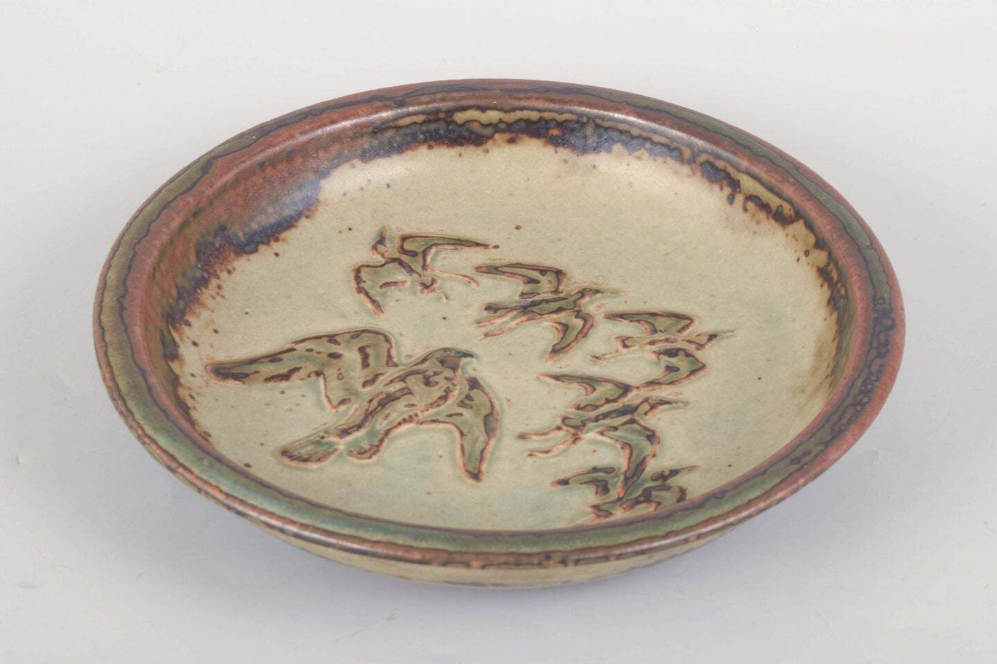 Plat en grès Knud Kyhn pour Royal Copenhagen, décor en relief d'un vol d'oiseaux photo furniture
