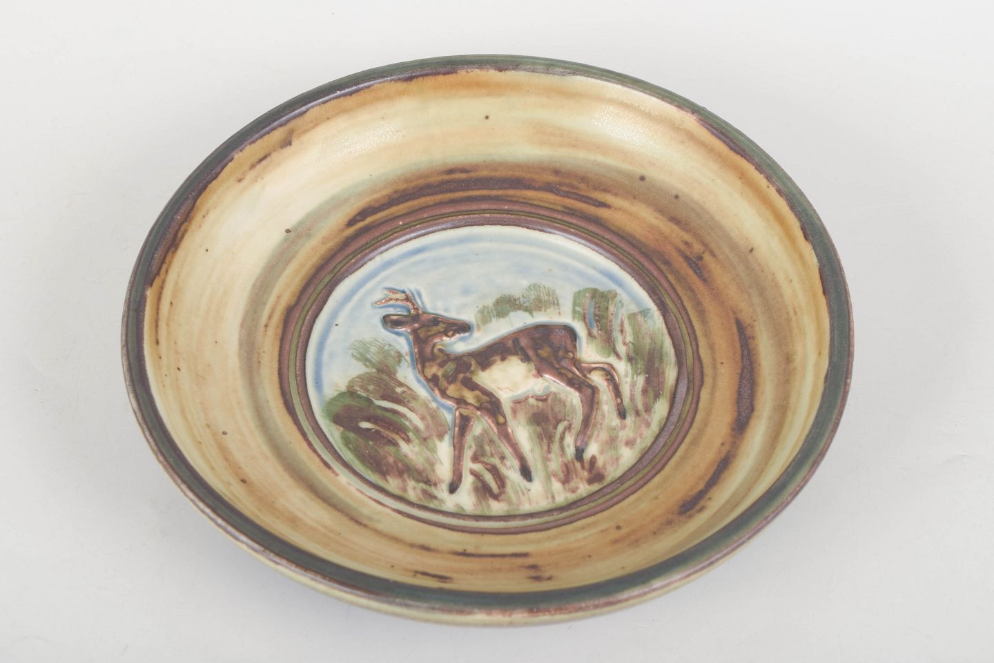 Plat en grès Knud Kyhn pour Royal Copenhagen, décor en relief de cerf, années 1970 photo furniture