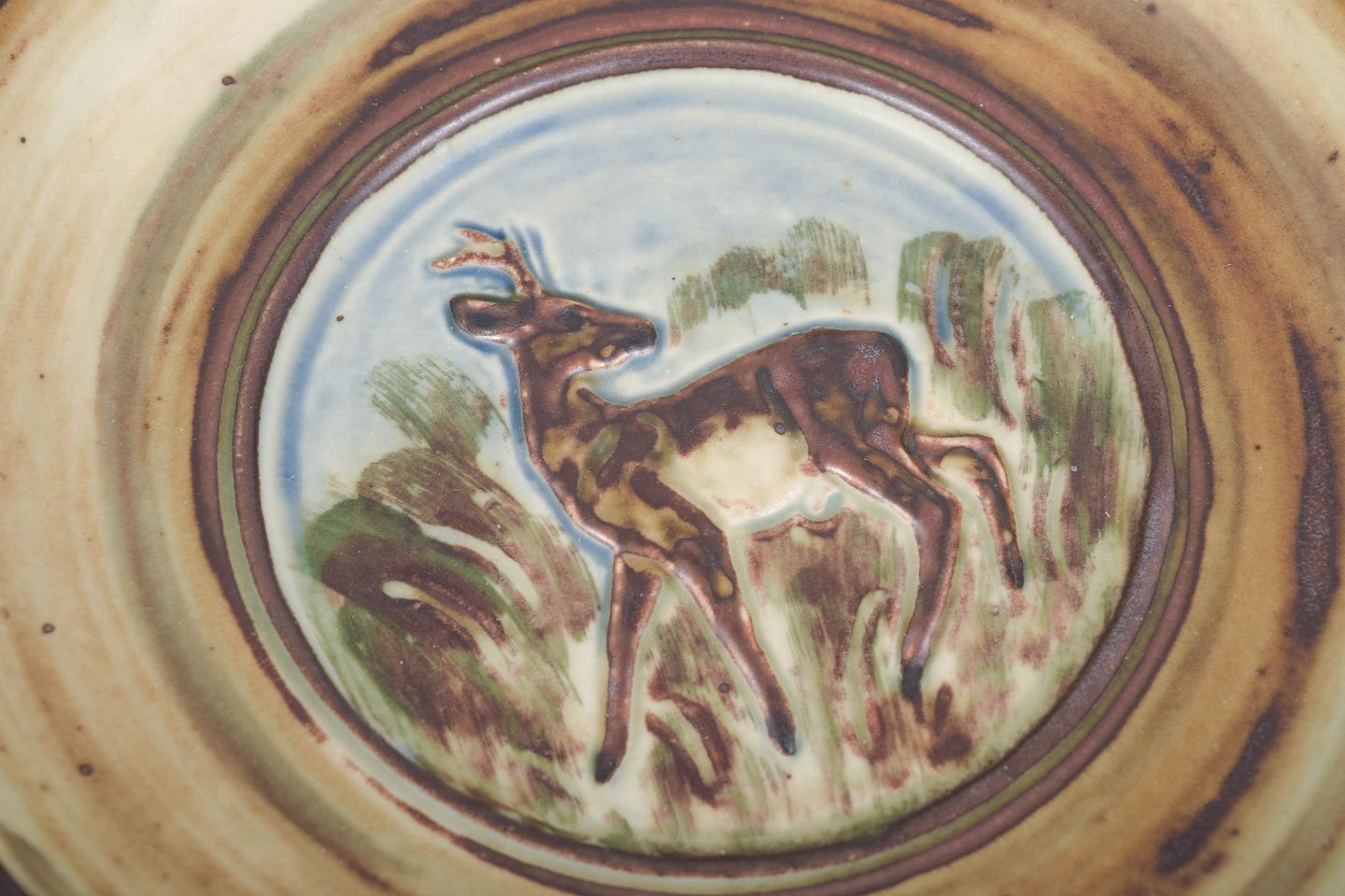 Plat en grès Knud Kyhn pour Royal Copenhagen, décor en relief de cerf, années 1970 photo for sale