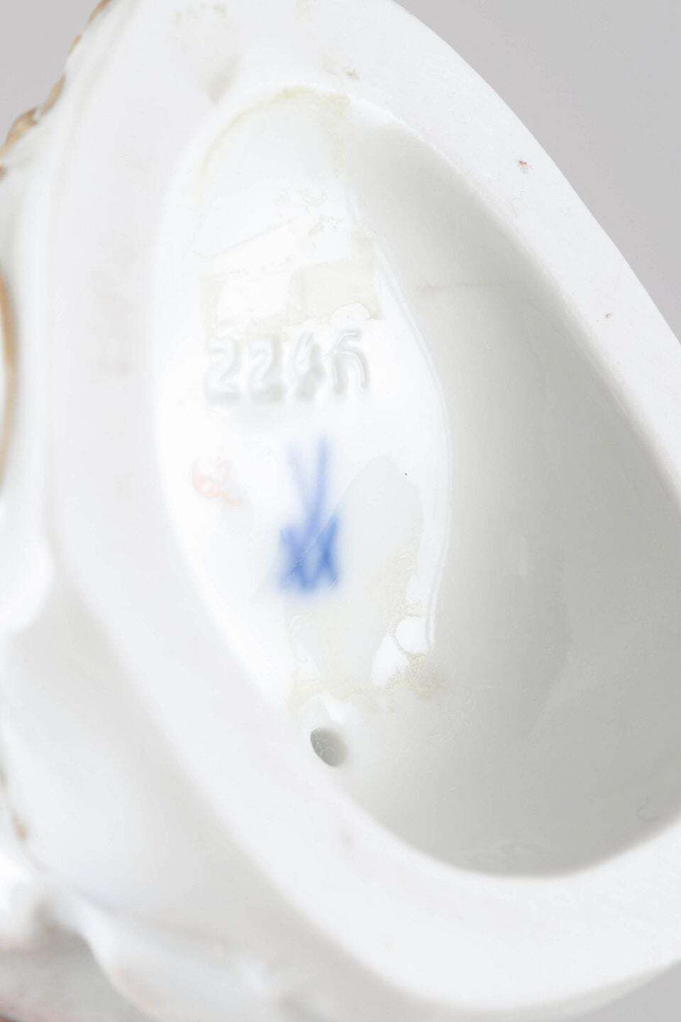 Meissen, Duitsland. Porseleinen beeldje van jongen die druiven perst. Begin 20e eeuw. photo Woonaccessoires