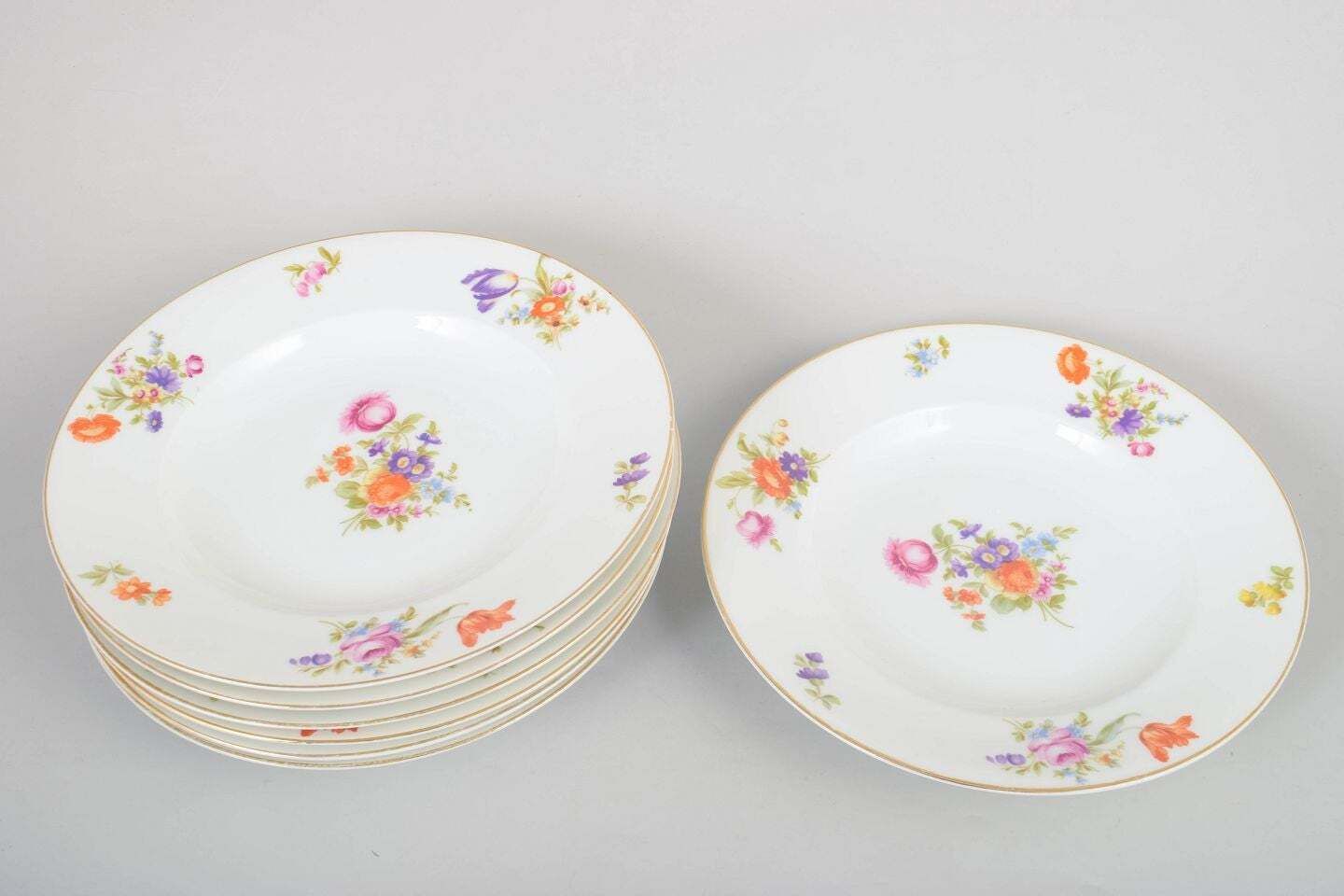 Rosenthal. Set van zeven diepe porseleinen borden in het Else-patroon. Jaren 1930 photo furniture