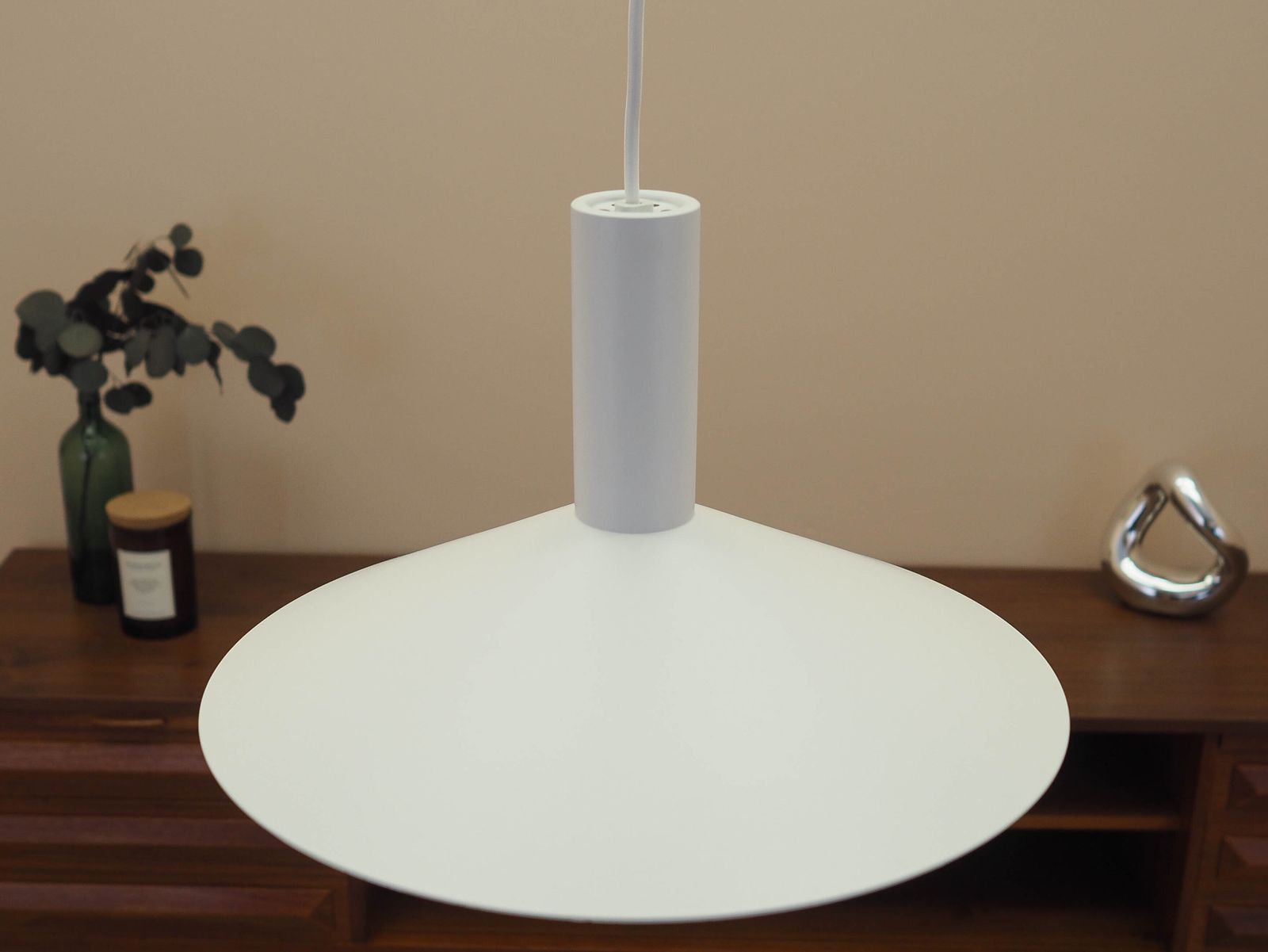 Deense Hanglamp in Wit Metaal, Conische Kap in Scandinavische Ontwerptraditie, jaren 2000 photo Verlichting