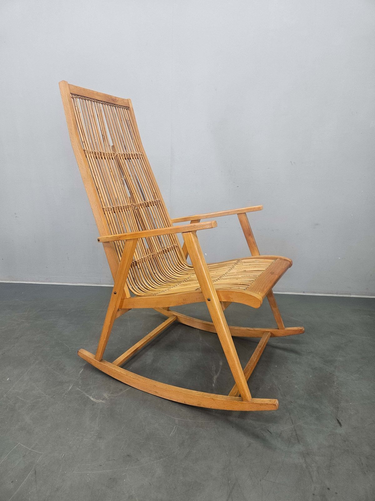 Zeldzame mid-century houten schommelstoel met rotan, Denemarken, jaren 1960 photo vintage