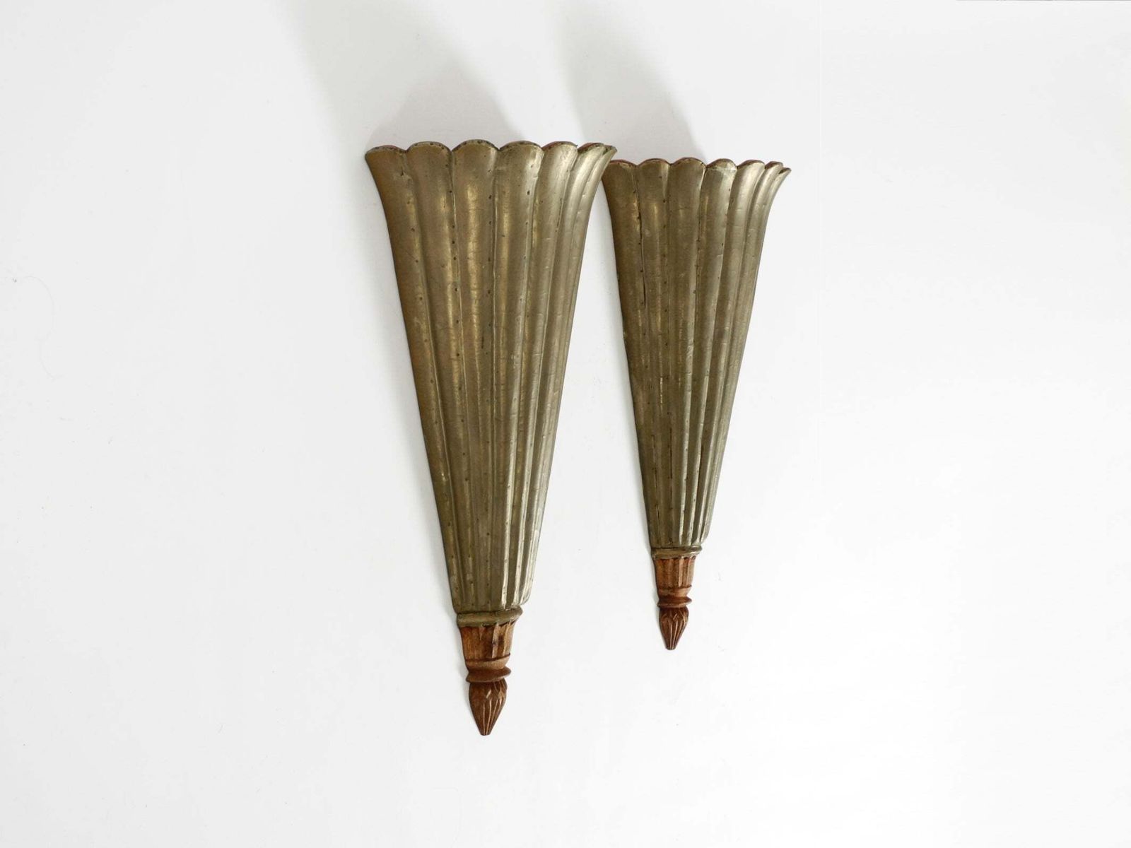 Paar zeldzame grote wandlampen uit de jaren 1950 van hout bekleed met aluminium photo Verlichting