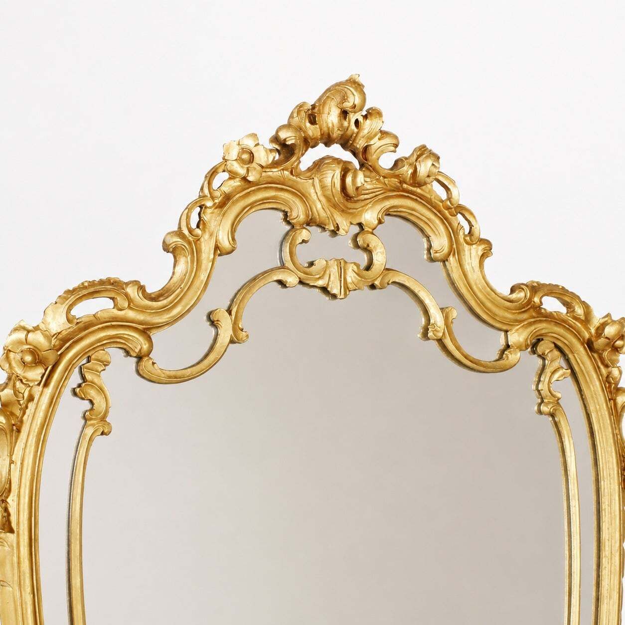 photo furniture Italiaanse Venetiaanse kaptafel in crèmelak en verguld, door Fratelli Testolini