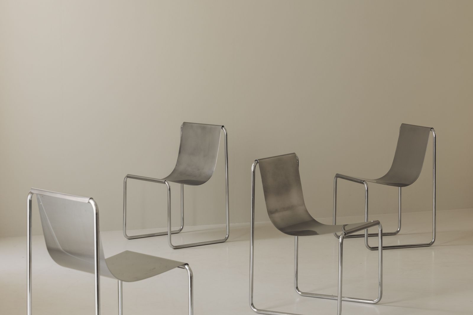 Zeer zeldzame set van vier eetkamerstoelen van Patrick Gingembre, Frankrijk jaren 1960 photo furniture