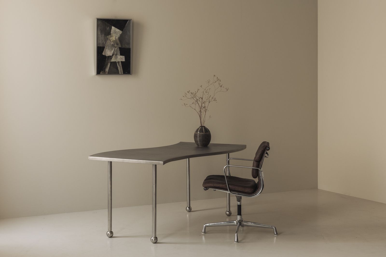 Postmodern stalen tafel met vrije vorm, Frankrijk ca. jaren 1980