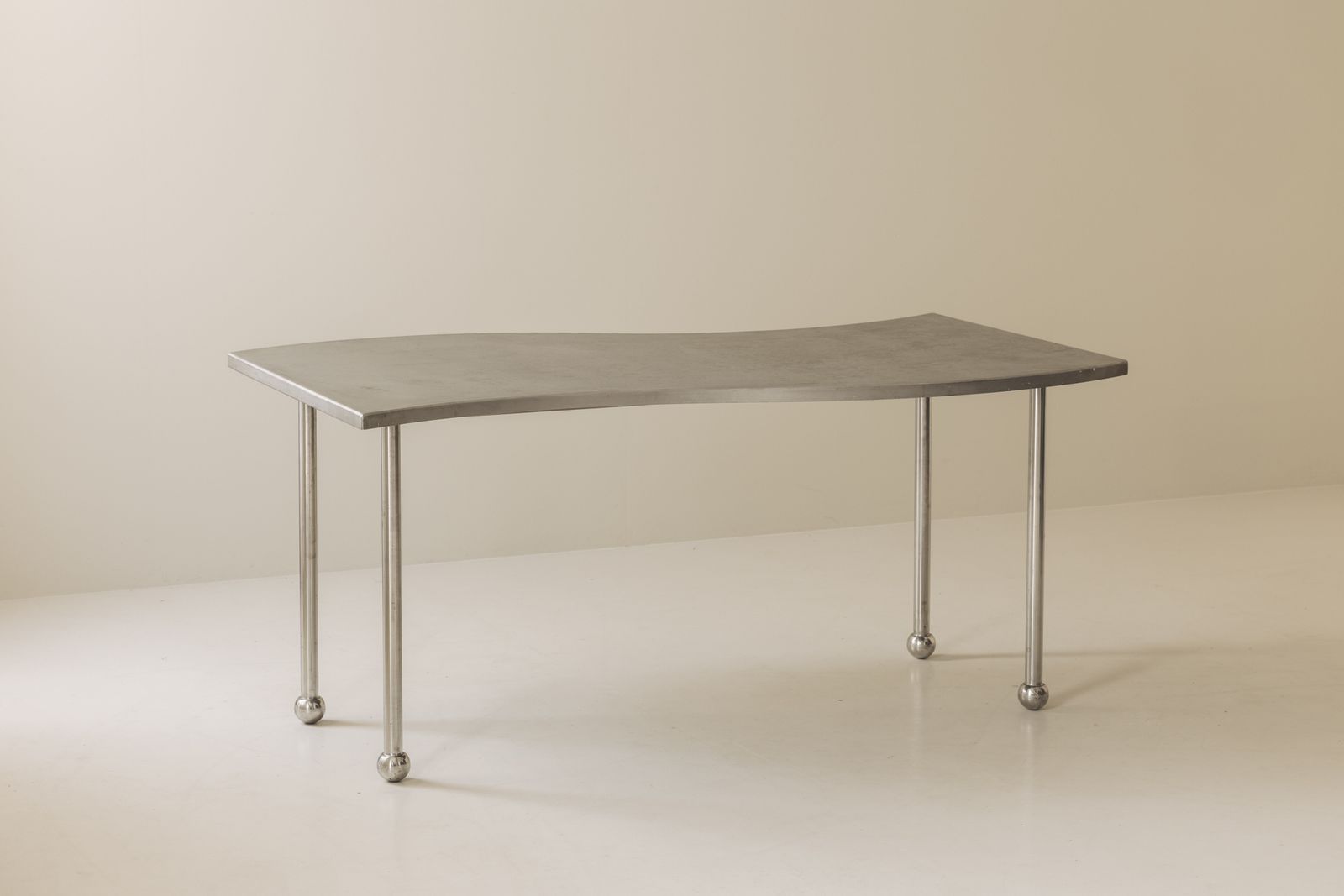 Postmodern stalen tafel met vrije vorm, Frankrijk ca. jaren 1980 photo furniture