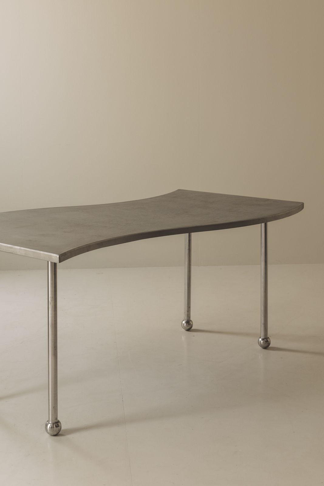 photo vinterior Postmodern stalen tafel met vrije vorm, Frankrijk ca. jaren 1980