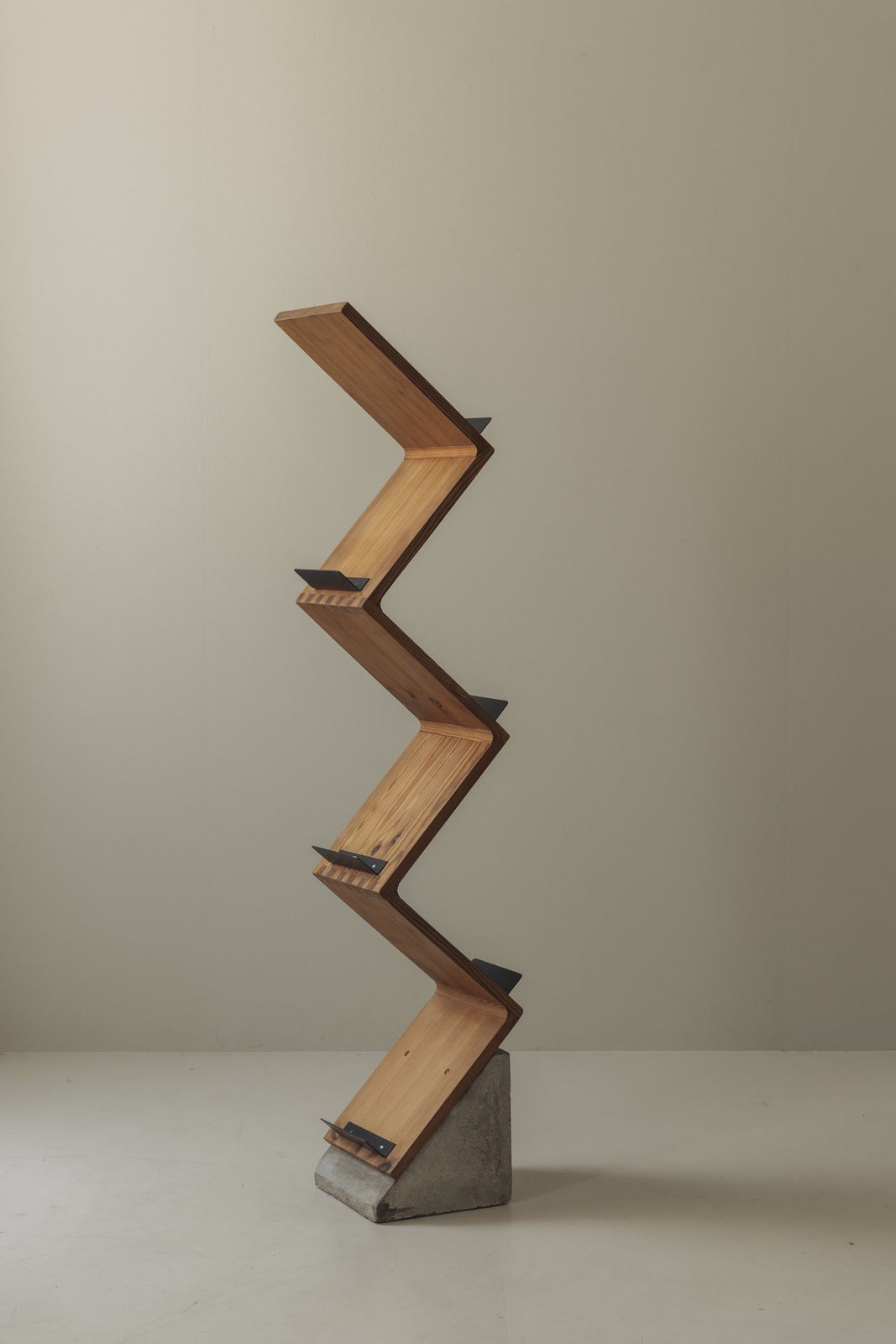 Sculpturaal tijdschriftenrek naar voorbeeld van Jonas Bohlin's iconische Zink-ontwerp, jaren 1980 photo for sale