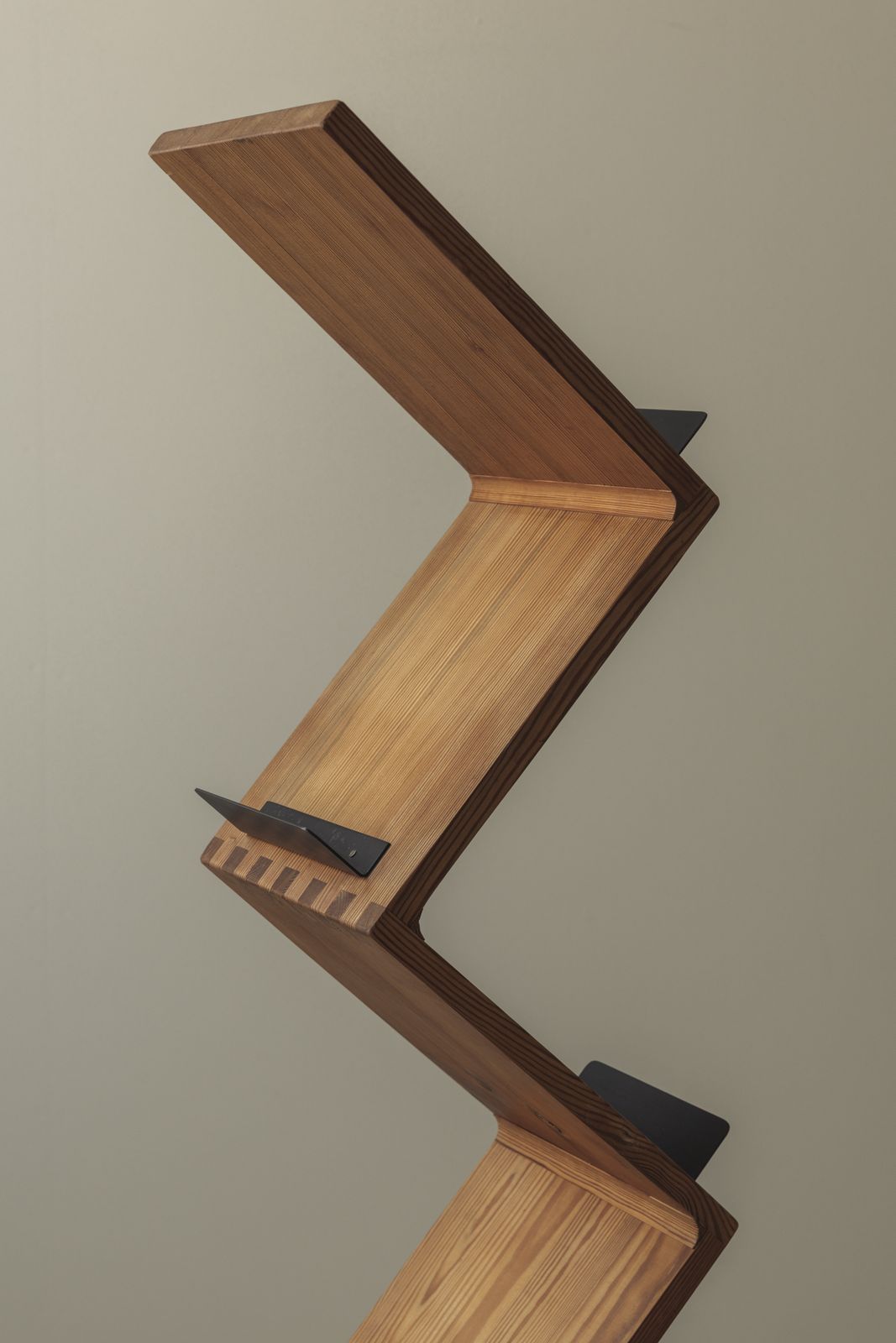 Sculpturaal tijdschriftenrek naar voorbeeld van Jonas Bohlin's iconische Zink-ontwerp, jaren 1980 photo Meubels