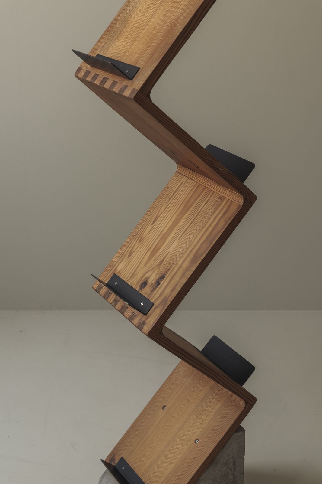 Sculpturaal tijdschriftenrek naar voorbeeld van Jonas Bohlin's iconische Zink-ontwerp, jaren 1980 photo 2000.0