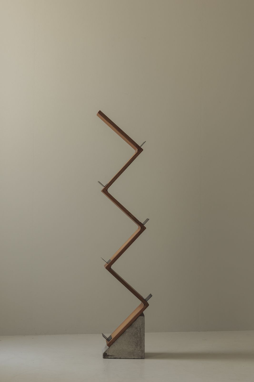 Sculpturaal tijdschriftenrek naar voorbeeld van Jonas Bohlin's iconische Zink-ontwerp, jaren 1980 photo vintage
