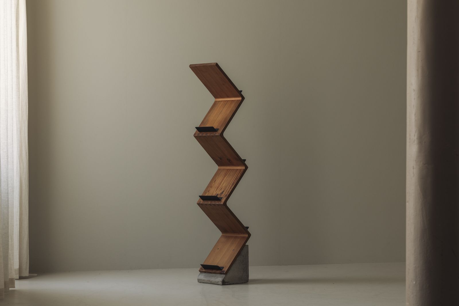 photo for sale Sculpturaal tijdschriftenrek naar voorbeeld van Jonas Bohlin's iconische Zink-ontwerp, jaren 1980
