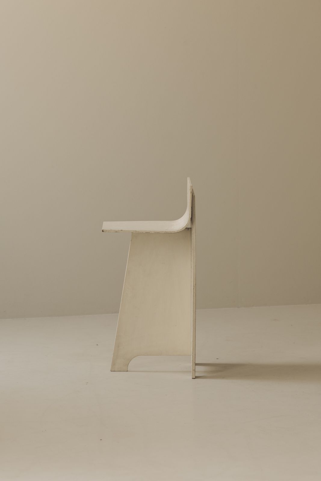 Decoratieve sculpturale Franse gebroken witte multiplex fauteuil, jaren 1940 photo Meubels