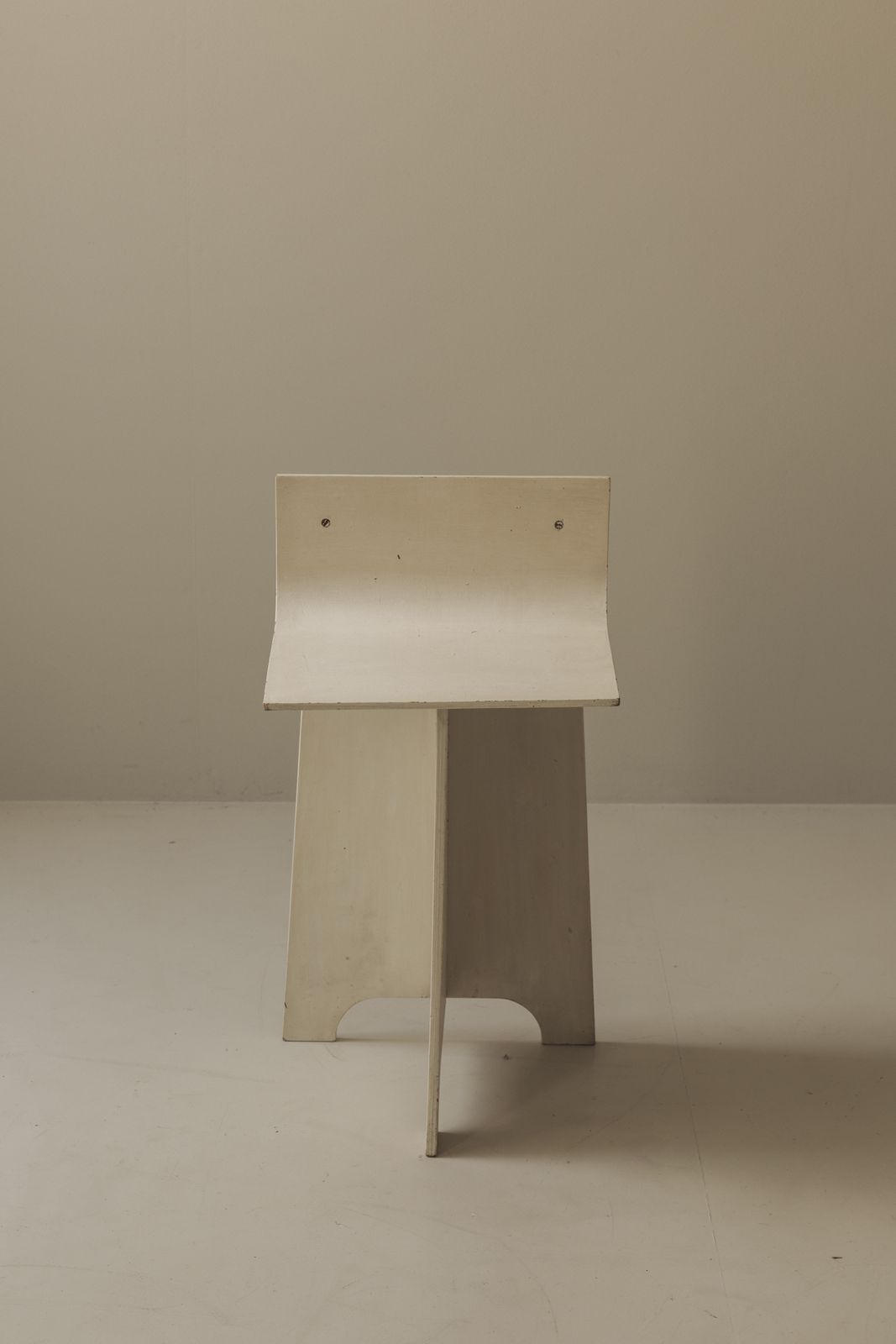 Decoratieve sculpturale Franse gebroken witte multiplex fauteuil, jaren 1940 photo buy