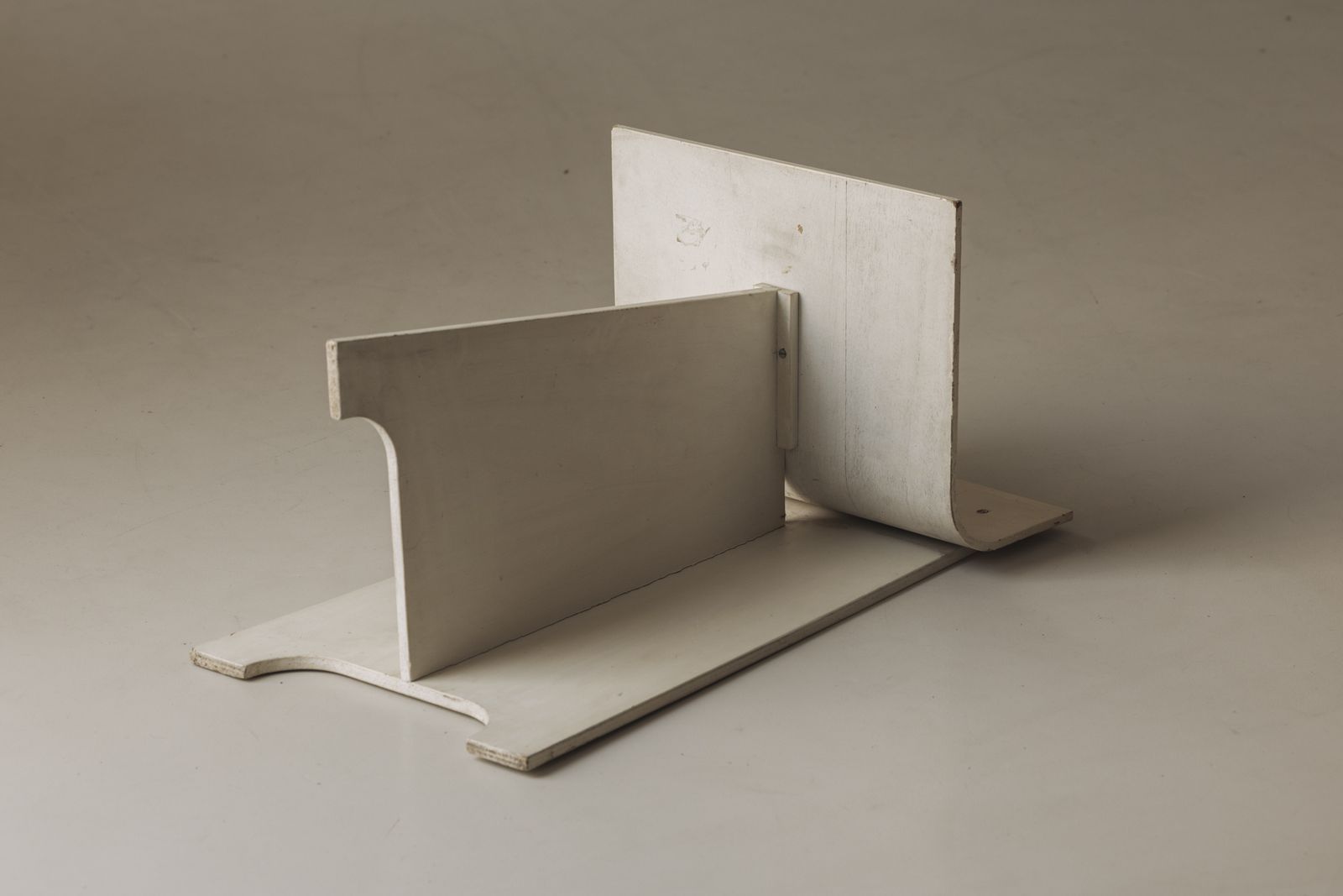 photo furniture Decoratieve sculpturale Franse gebroken witte multiplex fauteuil, jaren 1940