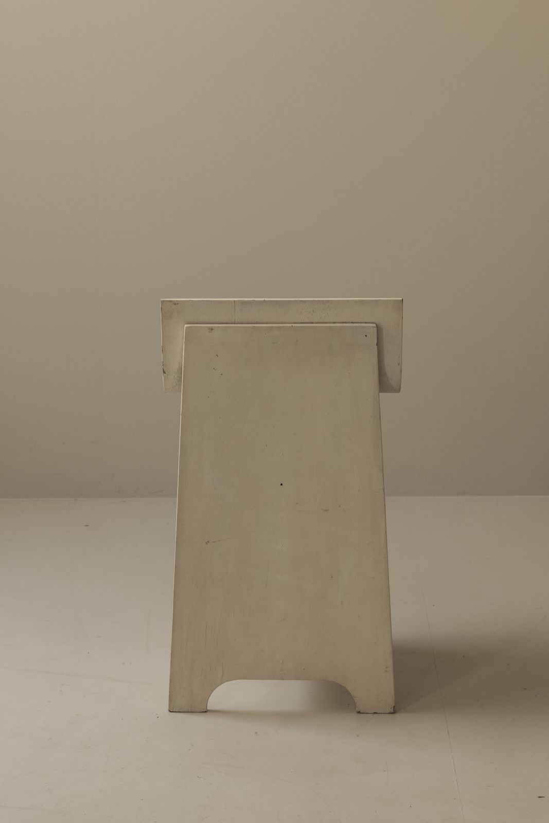 photo for sale Decoratieve sculpturale Franse gebroken witte multiplex fauteuil, jaren 1940