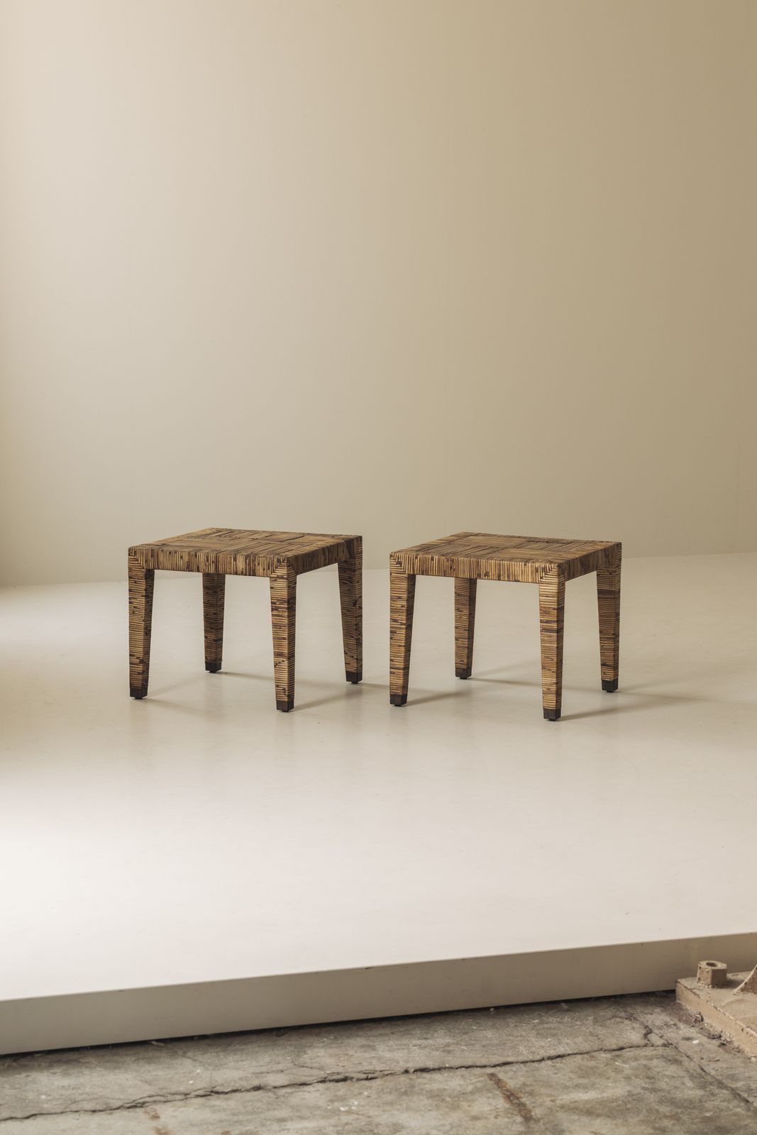 photo furniture Uitzonderlijke Franse bijzettafels met rattanomwikkeling, jaren 1970