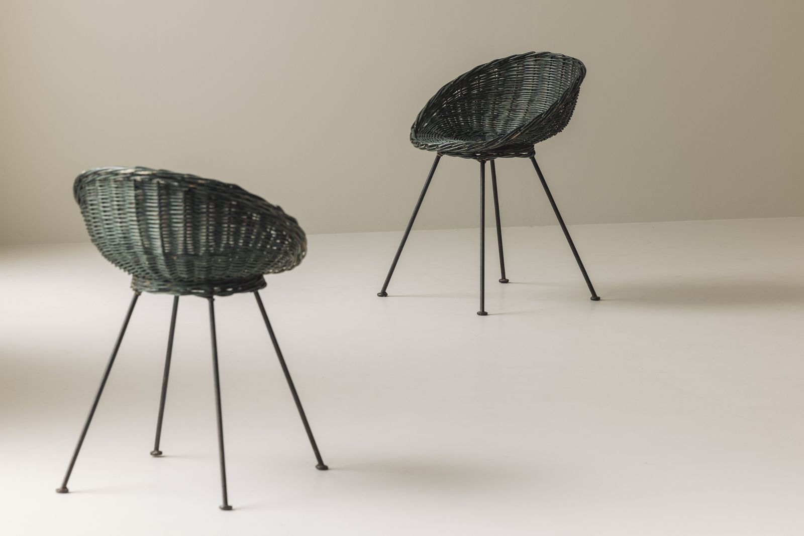 Verfijnd paar rieten stoelen, Frankrijk ca. jaren 1970