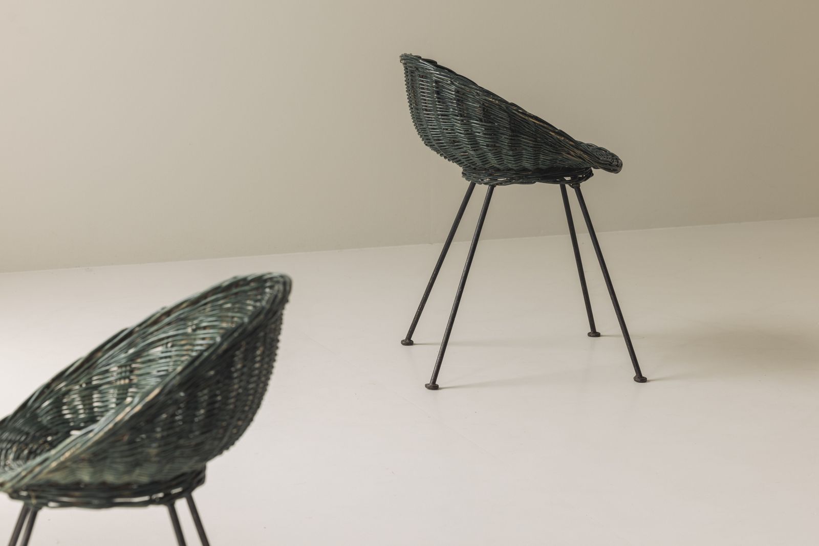 Verfijnd paar rieten stoelen, Frankrijk ca. jaren 1970 photo for sale