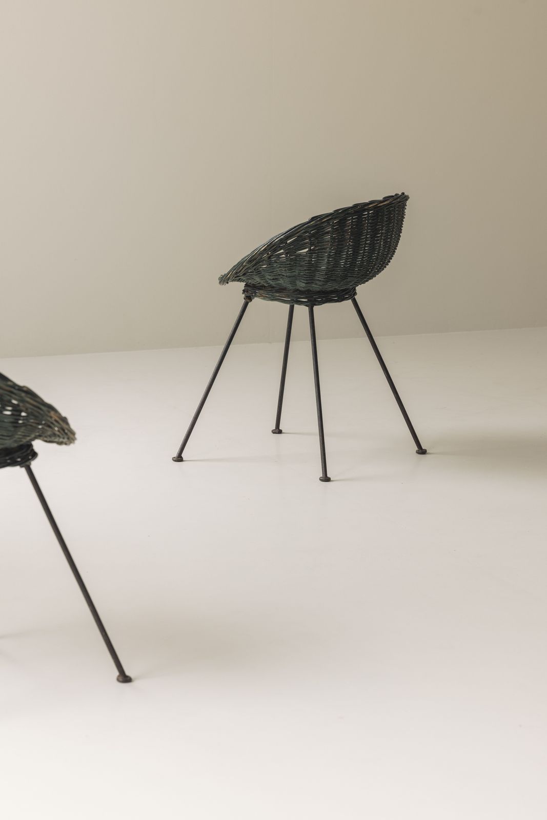 Verfijnd paar rieten stoelen, Frankrijk ca. jaren 1970 photo vinterior