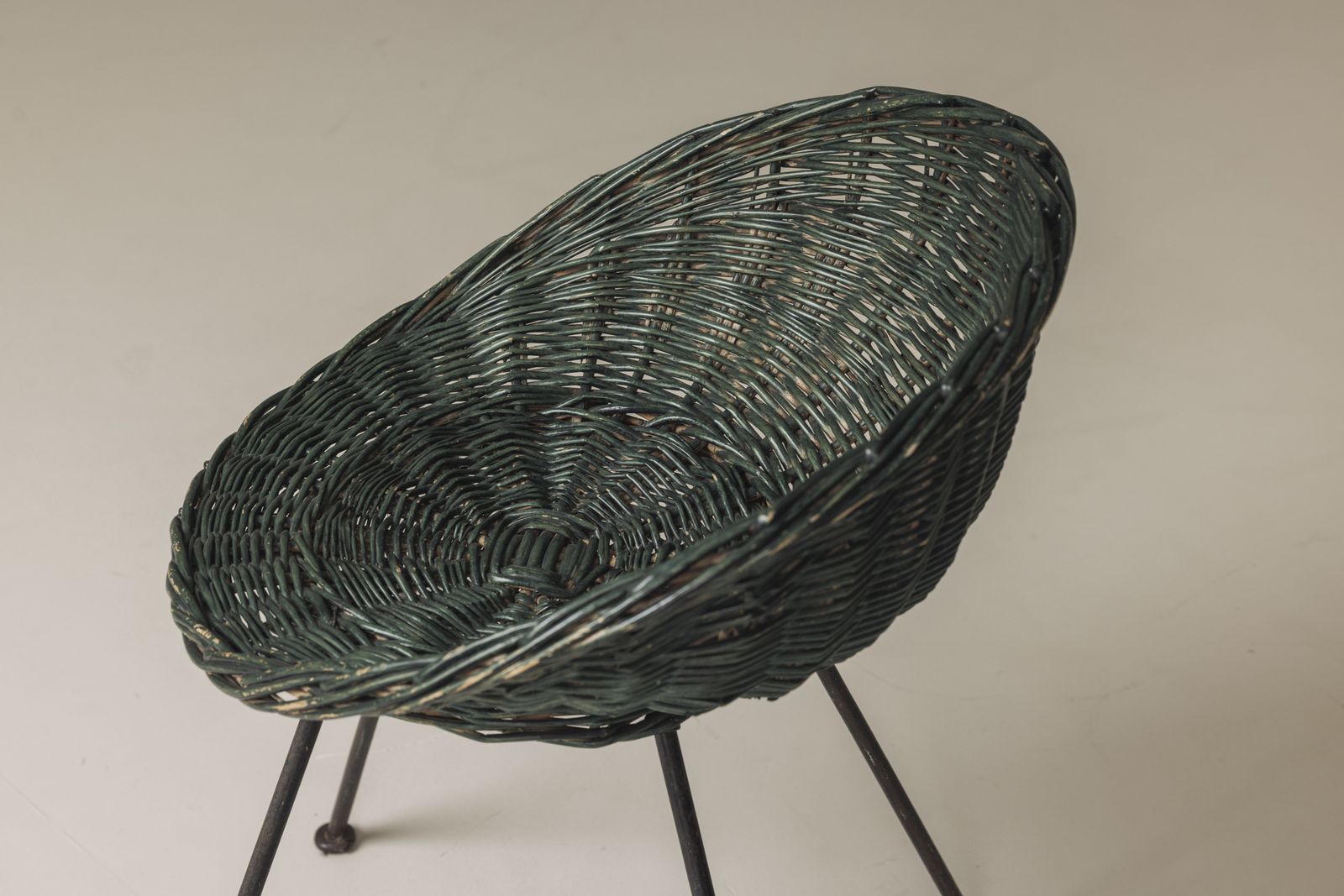 photo for sale Verfijnd paar rieten stoelen, Frankrijk ca. jaren 1970