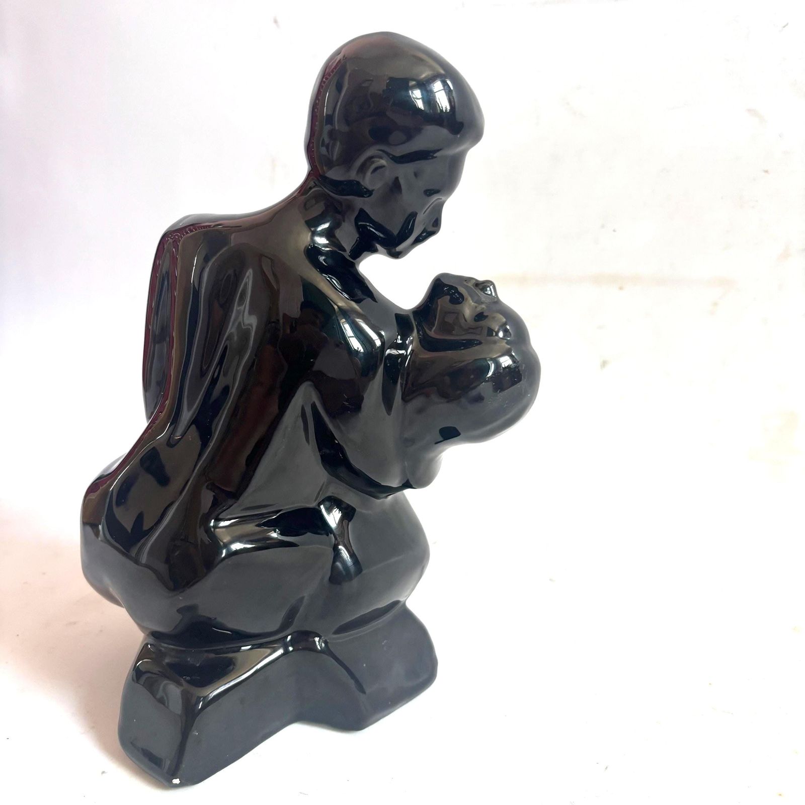 Mid-Century Modern hoogglans zwart keramisch abstract sculptuur met omarming vintage Haeger-stijl beeld postmodern art deco revival photo 189.0