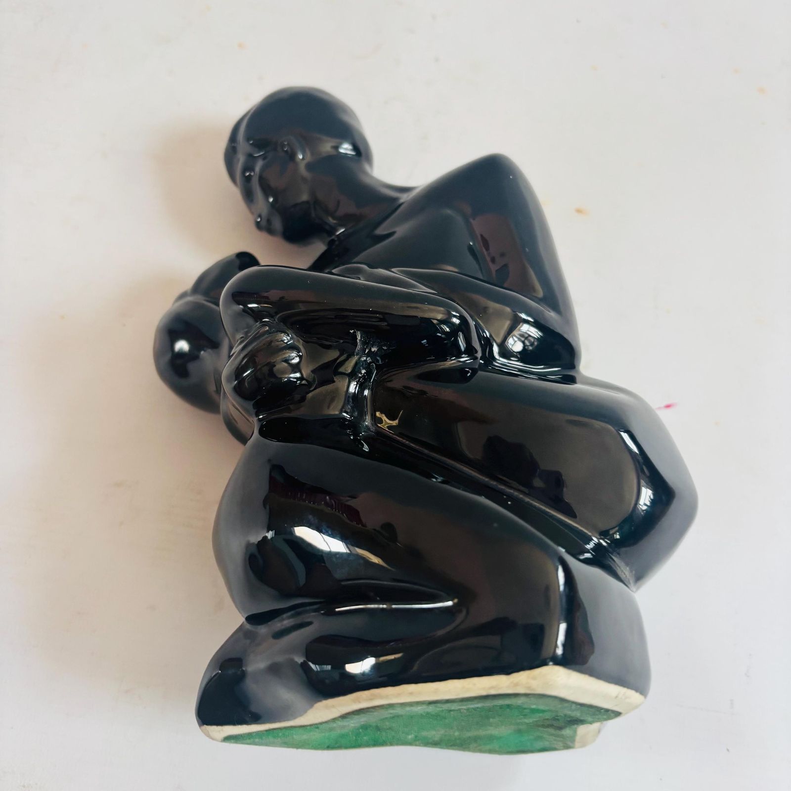 photo vinterior Mid Century Modern High Gloss Black Ceramic Abstract Embracing Figures Sculpture Vintage Haeger Style Statue Postmodern Art Deco Revival