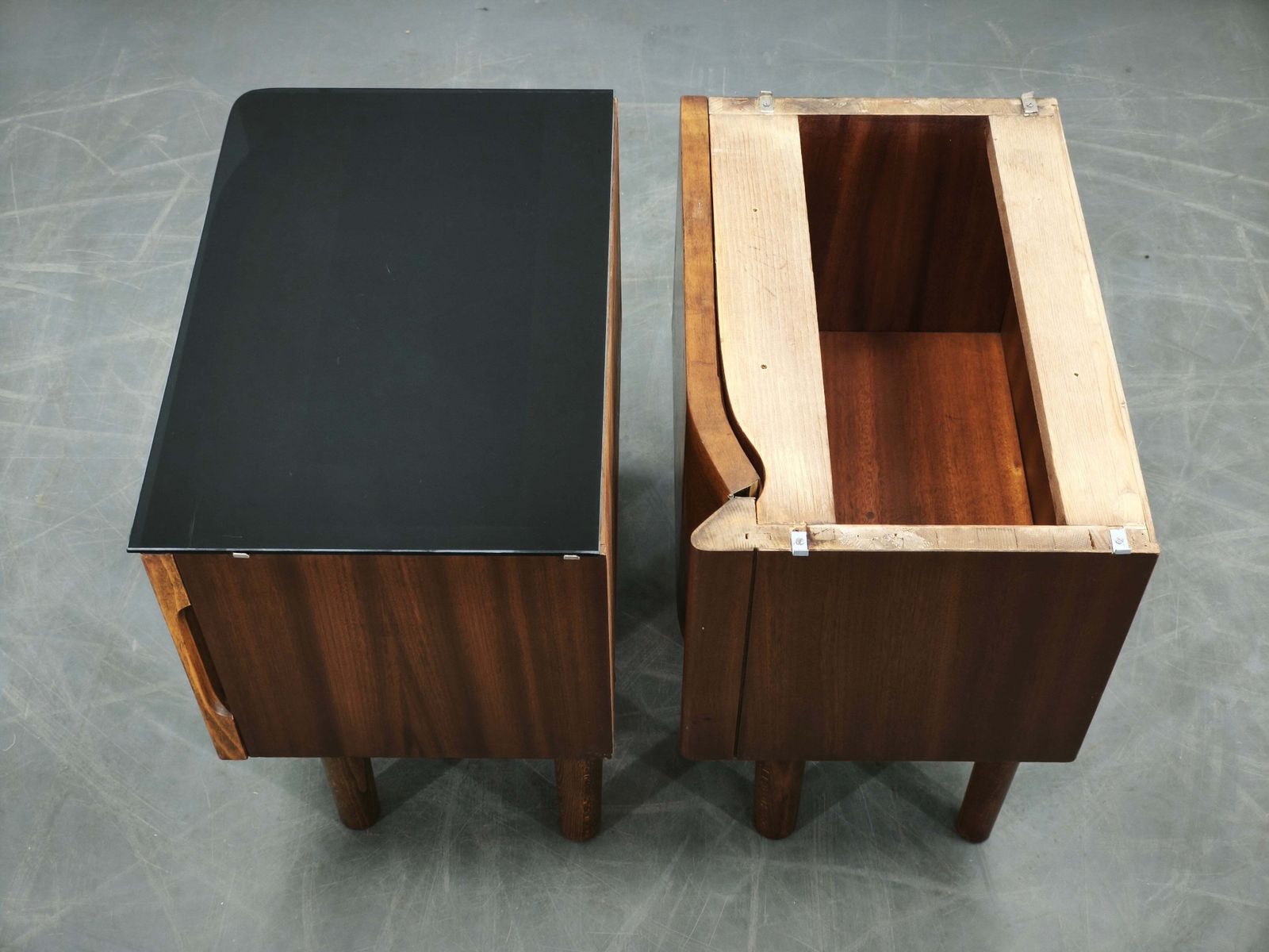 Paire de tables de chevet Art déco en verre Opaxit noir, Tchécoslovaquie, années 1940 photo for sale