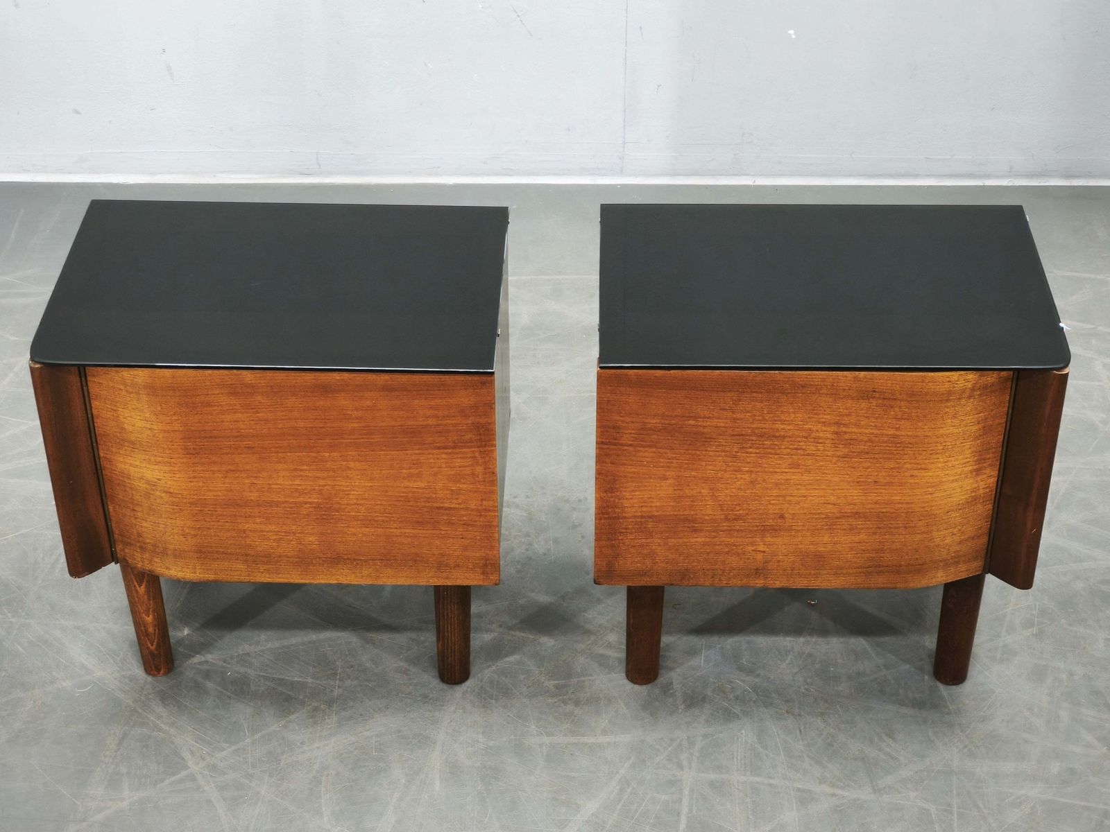 photo buy Paar Art Deco Nachtkastjes met Zwart Opaxit Glas, Tsjecho-Slowakije, jaren 1940