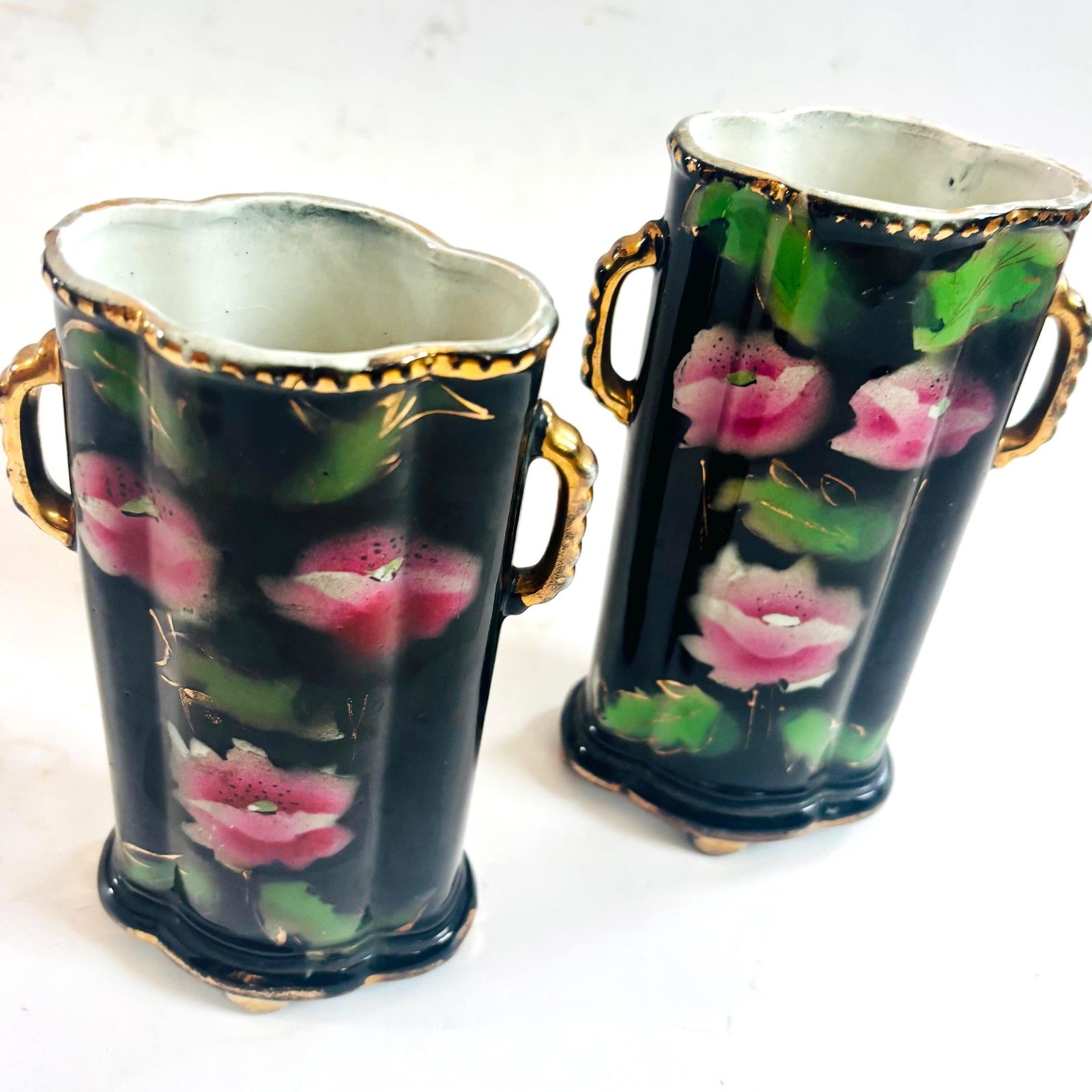 Paire de vases spill Winterton Ware noirs à décor floral d'époque, vers 1920 photo for sale