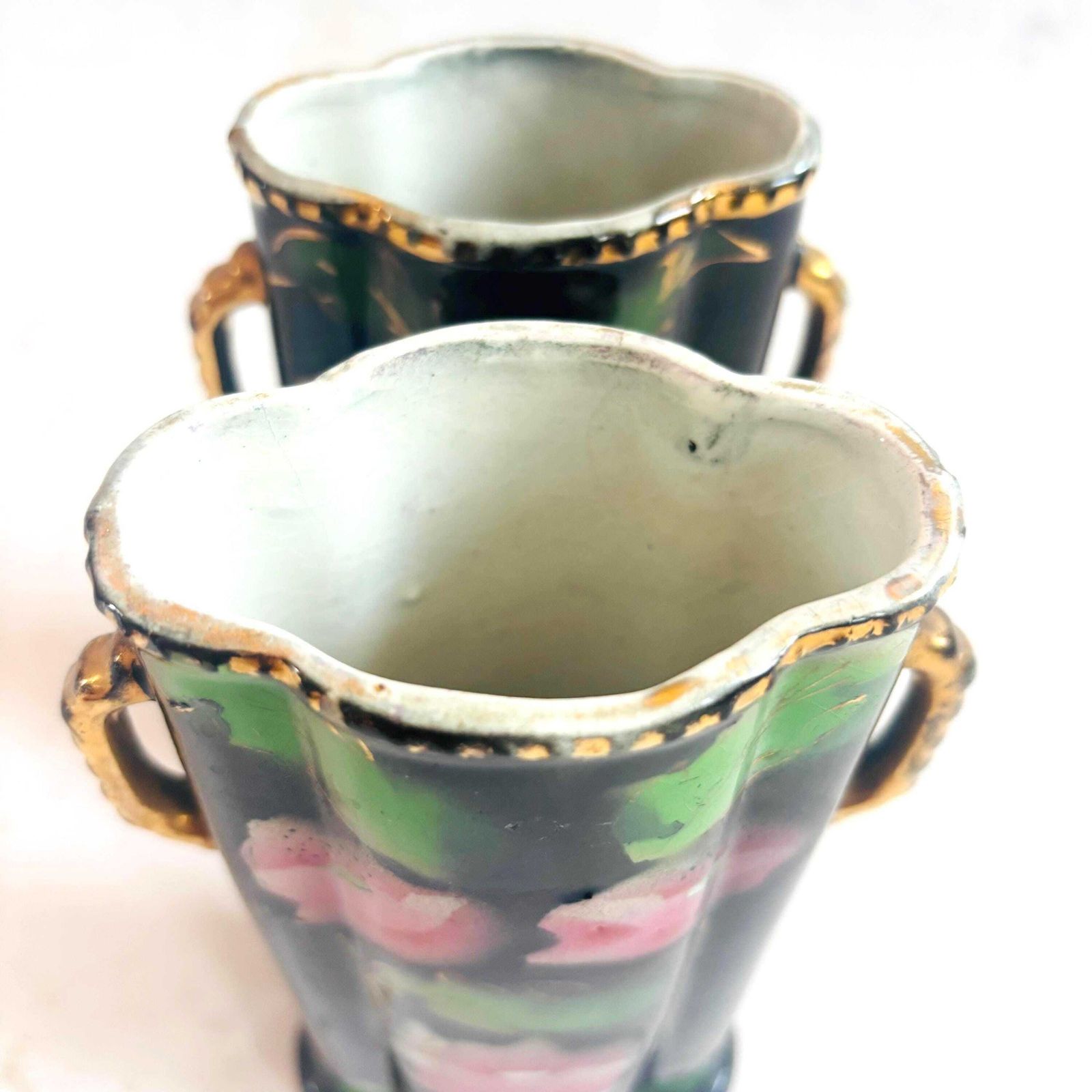 photo vinterior Paire de vases spill Winterton Ware noirs à décor floral d'époque, vers 1920