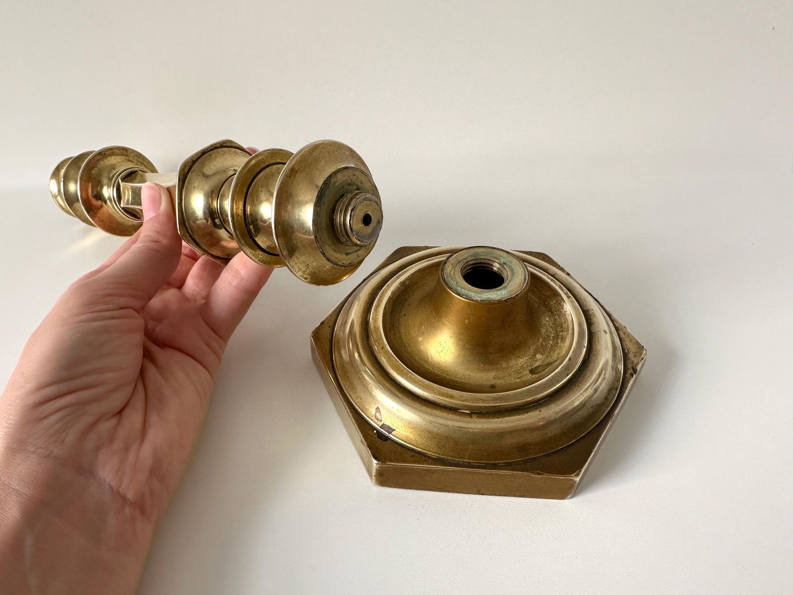 Woonaccessoires Antieke messing kandelaar, Franse kandelaar ca. 1900 photo