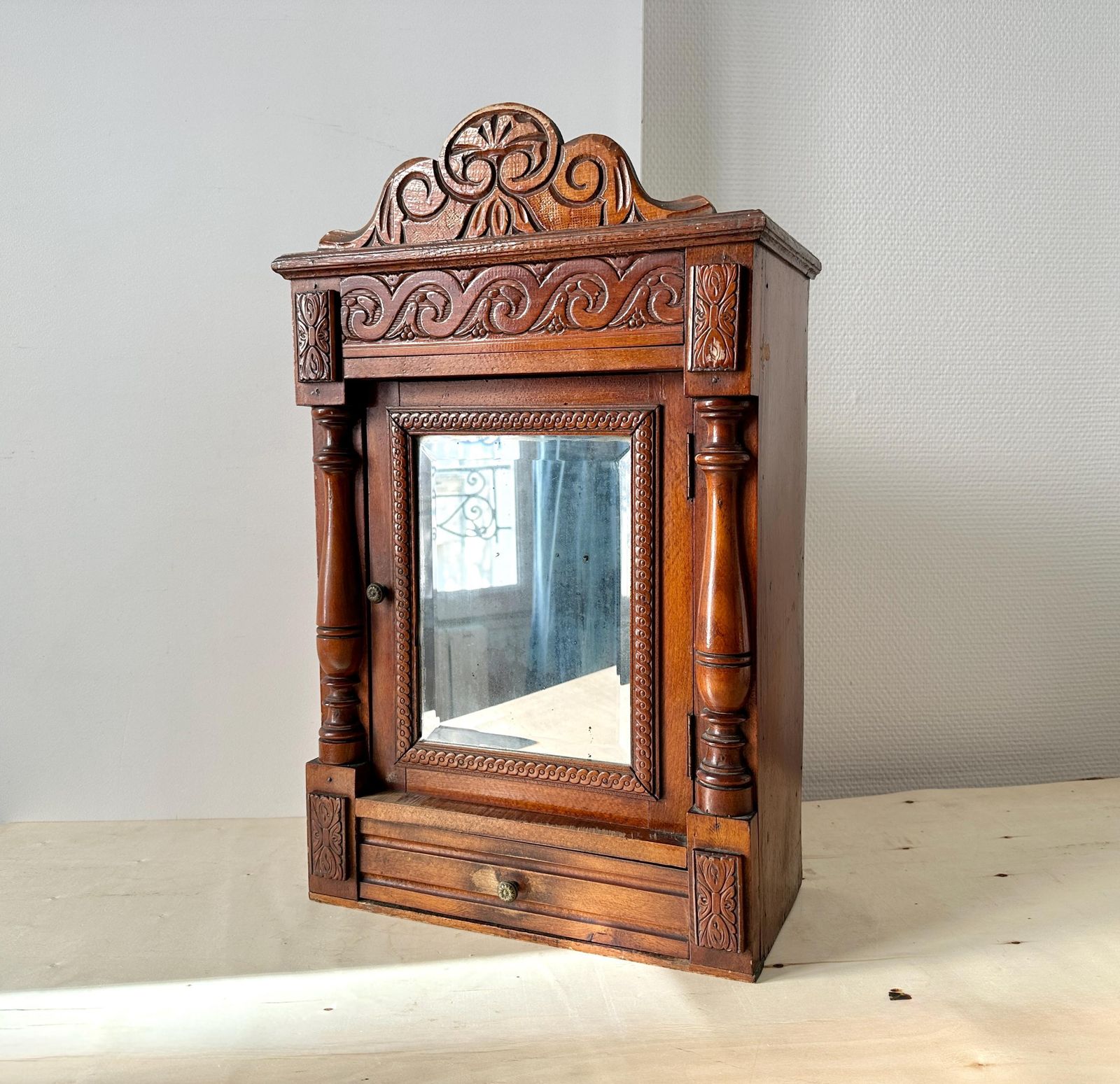 Antiek Frans houten apothekerskastje, medicijnkast met geslepen spiegel en schelpvormig fronton