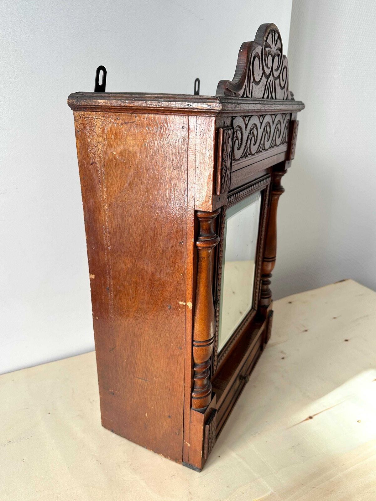 Antiek Frans houten apothekerskastje, medicijnkast met geslepen spiegel en schelpvormig fronton photo Meubels