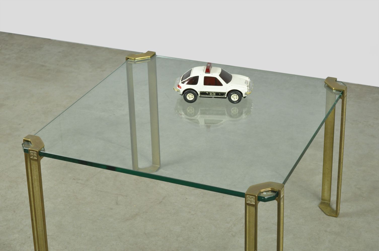 Glazen salontafel met messing onderstel van Peter Ghyczy, jaren 1970 photo furniture