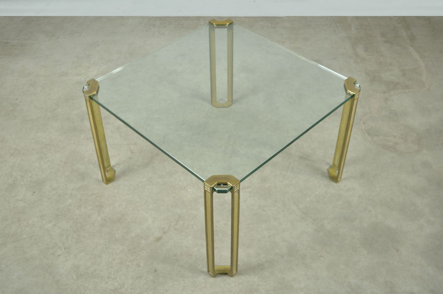 Glazen salontafel met messing onderstel van Peter Ghyczy, jaren 1970 photo 600.0