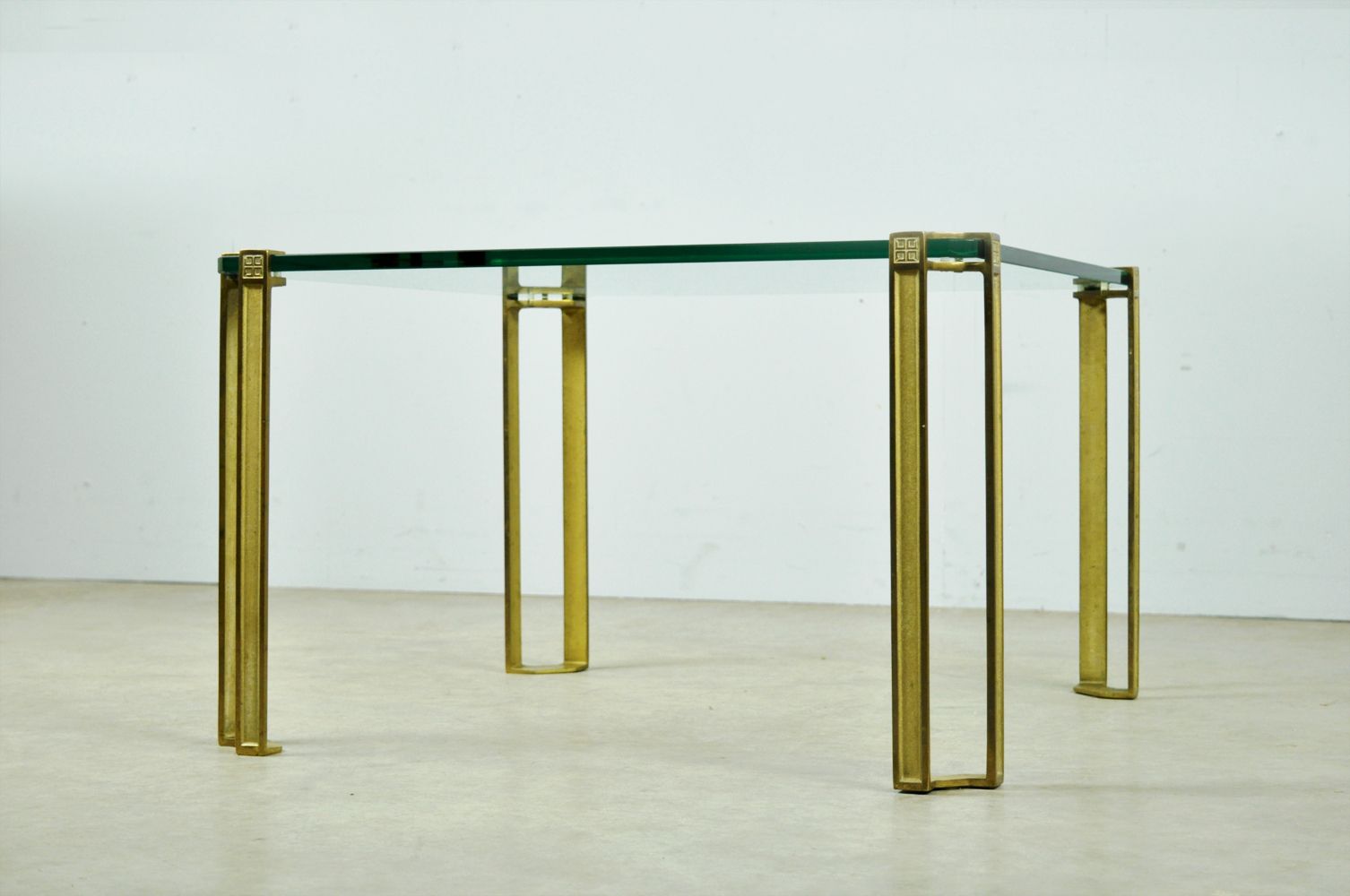 Glazen salontafel met messing onderstel van Peter Ghyczy, jaren 1970 photo vinterior