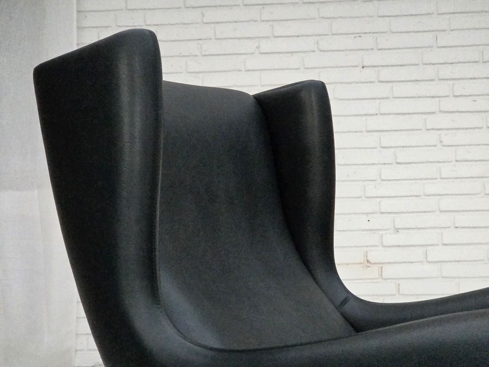 Ca. jaren 1960, Deens design van Illum Wikkelsø, fauteuil, model 110, leer, teak. photo for sale