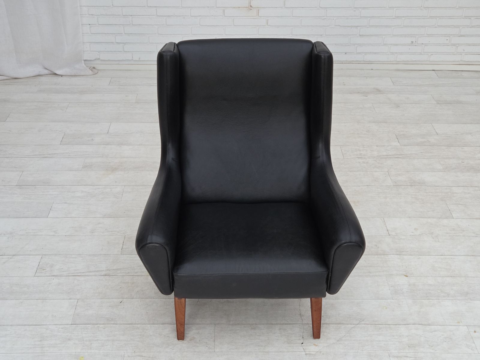 Ca. jaren 1960, Deens design van Illum Wikkelsø, fauteuil, model 110, leer, teak. photo vinterior