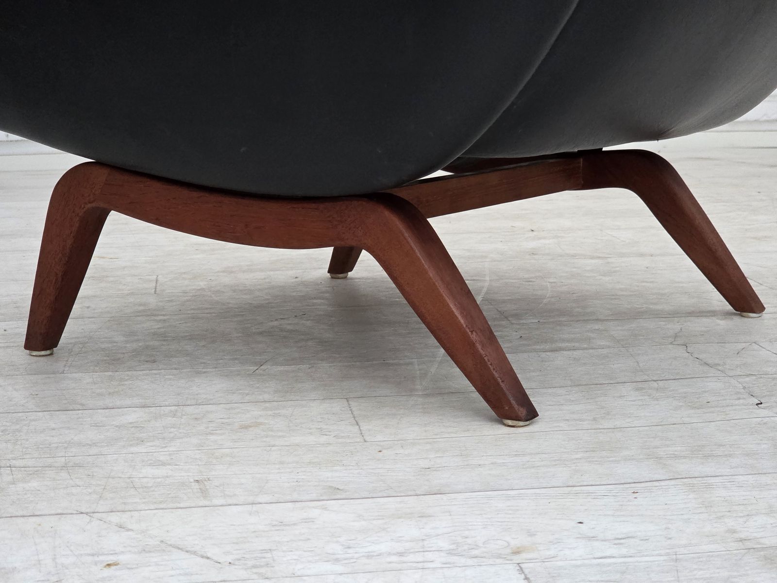 photo vinterior Ca. jaren 1960, Deens design van Illum Wikkelsø, fauteuil, model 110, leer, teak.