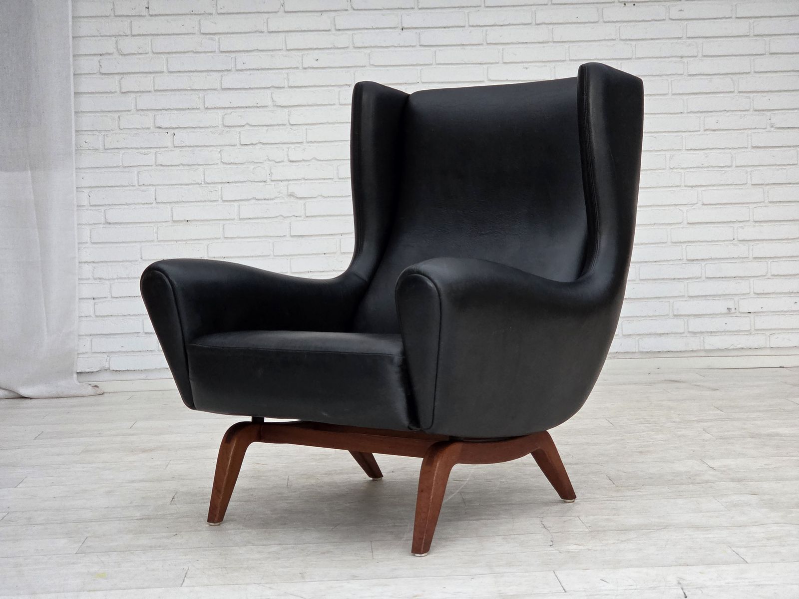 photo vintage Ca. jaren 1960, Deens design van Illum Wikkelsø, fauteuil, model 110, leer, teak.