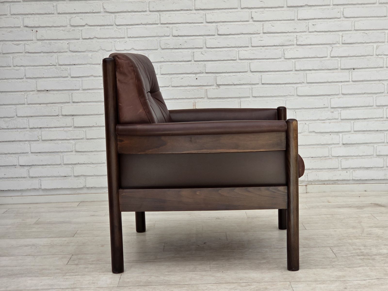photo furniture Ca. jaren 1970, Scandinavische fauteuil, meubelsleder, beukenhout.