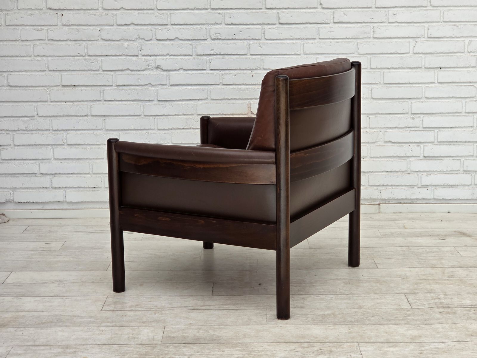 photo vintage Ca. jaren 1970, Scandinavische fauteuil, meubelsleder, beukenhout.