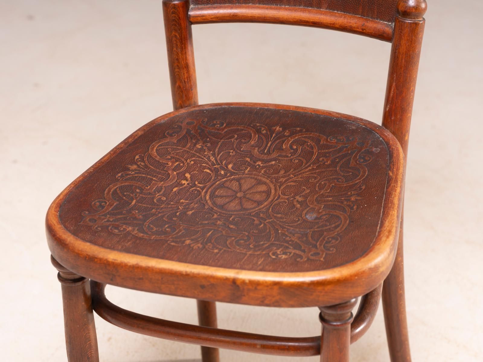 Set van vier bentstoelen van Jacob & Josef Kohn, gestempelde zittingen, midden 20e eeuw, 40 × 49 × 95 cm photo Meubels