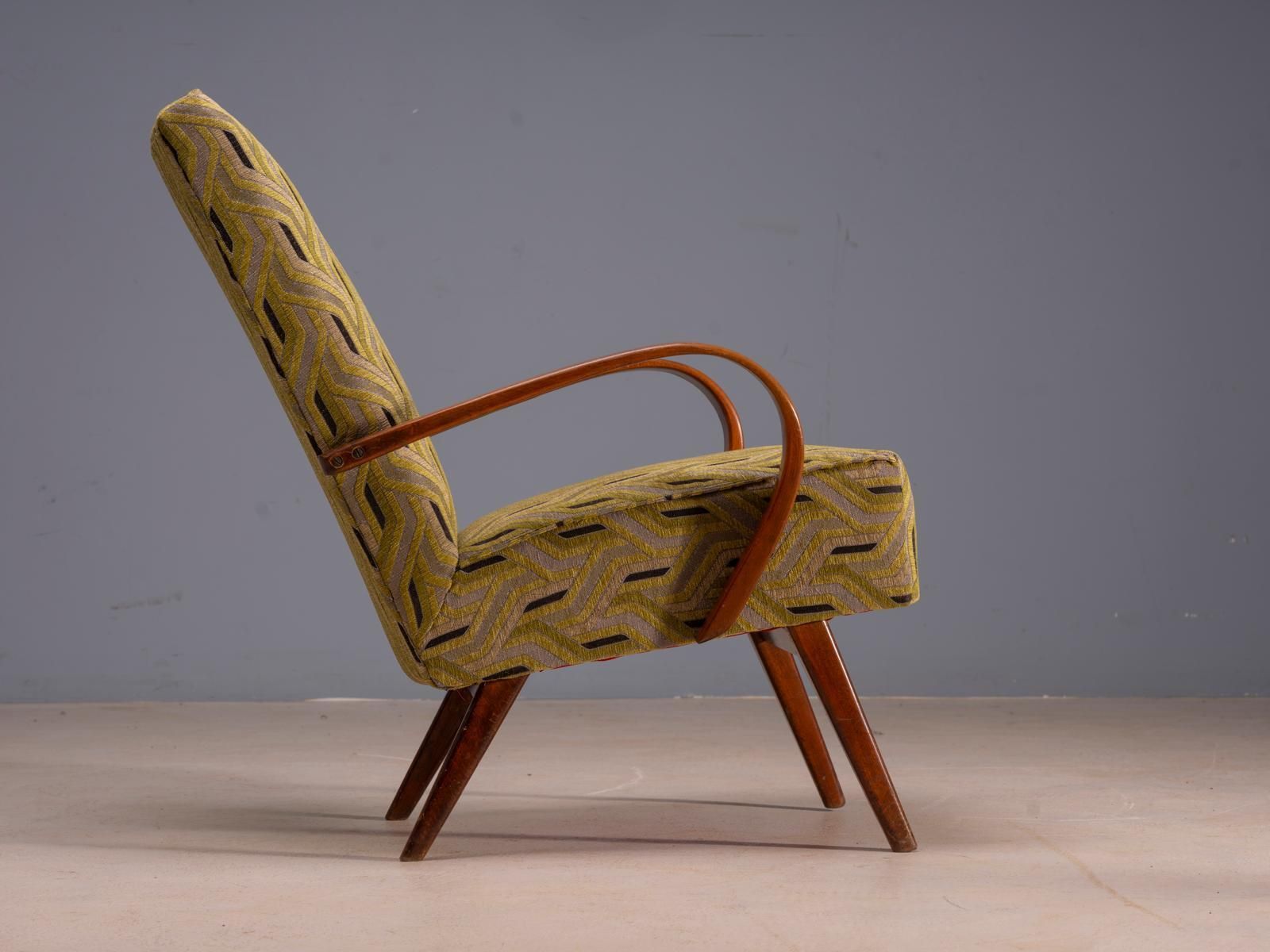 Gerestaureerde Bentwood Fauteuils van Jaroslav Šmídek, Paar, Tsjecho-Slowakije, Nieuwe Beige en Gele Bekleding, 61 × 82 × 81 cm photo for sale