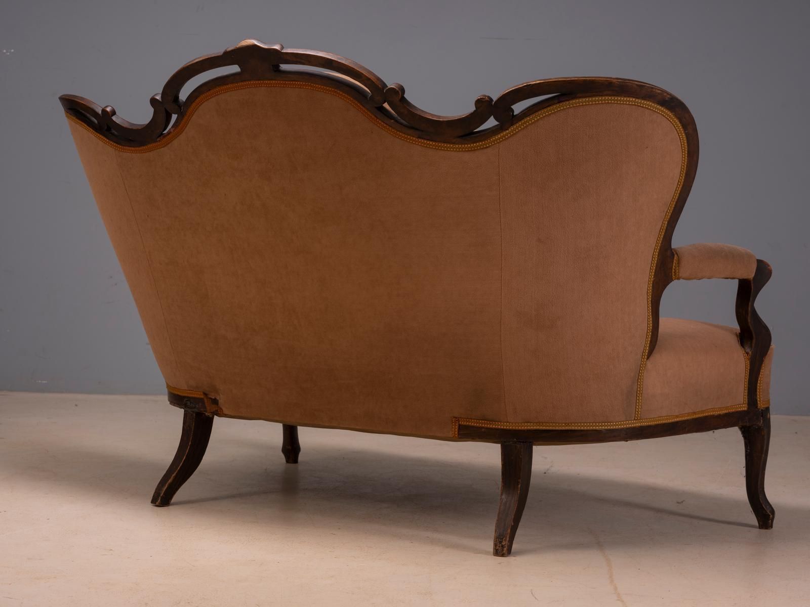1656.0 Vintage Houten Bank met Gesneden Decoratief Frame en Bruine Bekleding, 165 × 145 × 109 cm photo