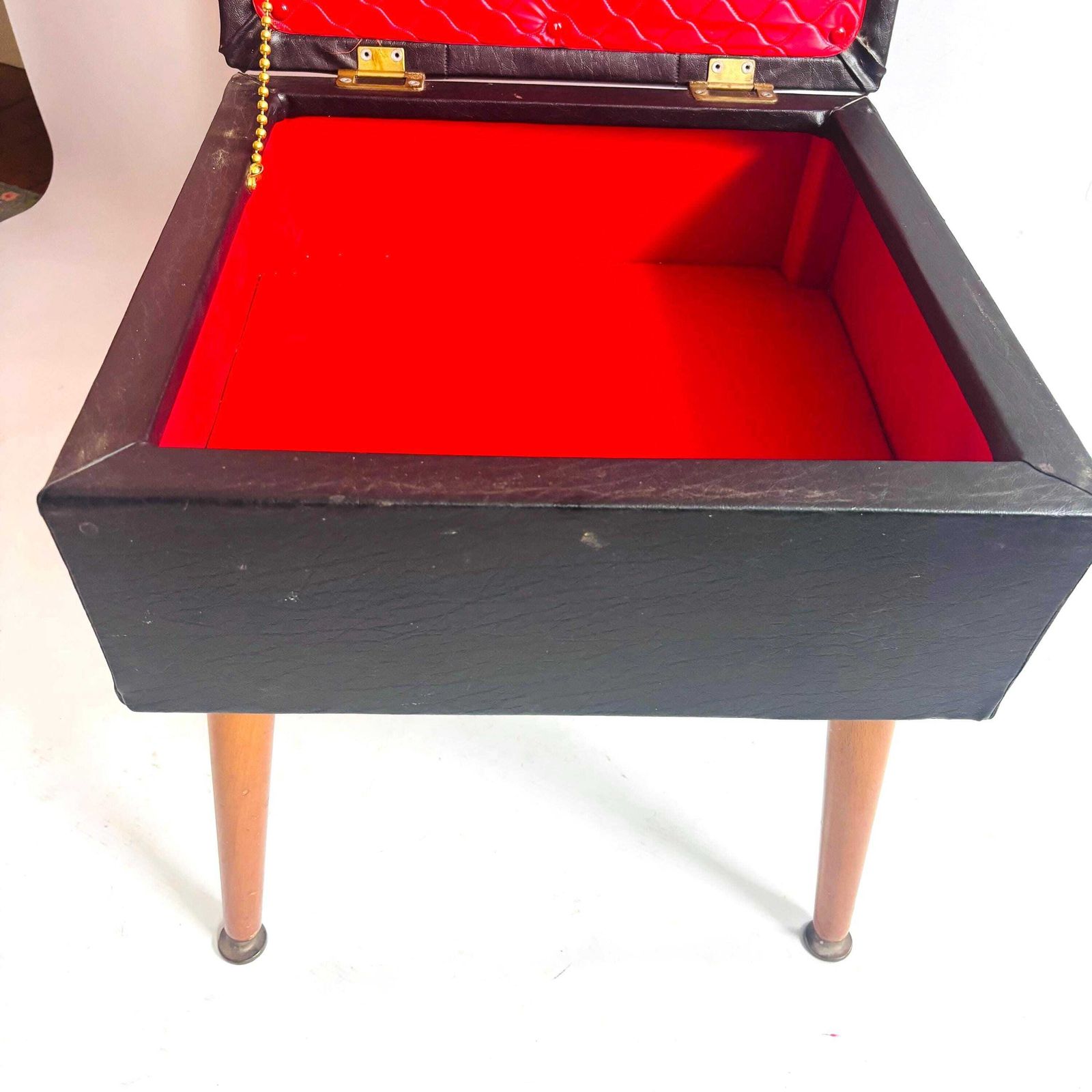 photo furniture Boîte à couture Sherborne, repose-pieds en vinyle noir, intérieur rouge, design mid-century modern