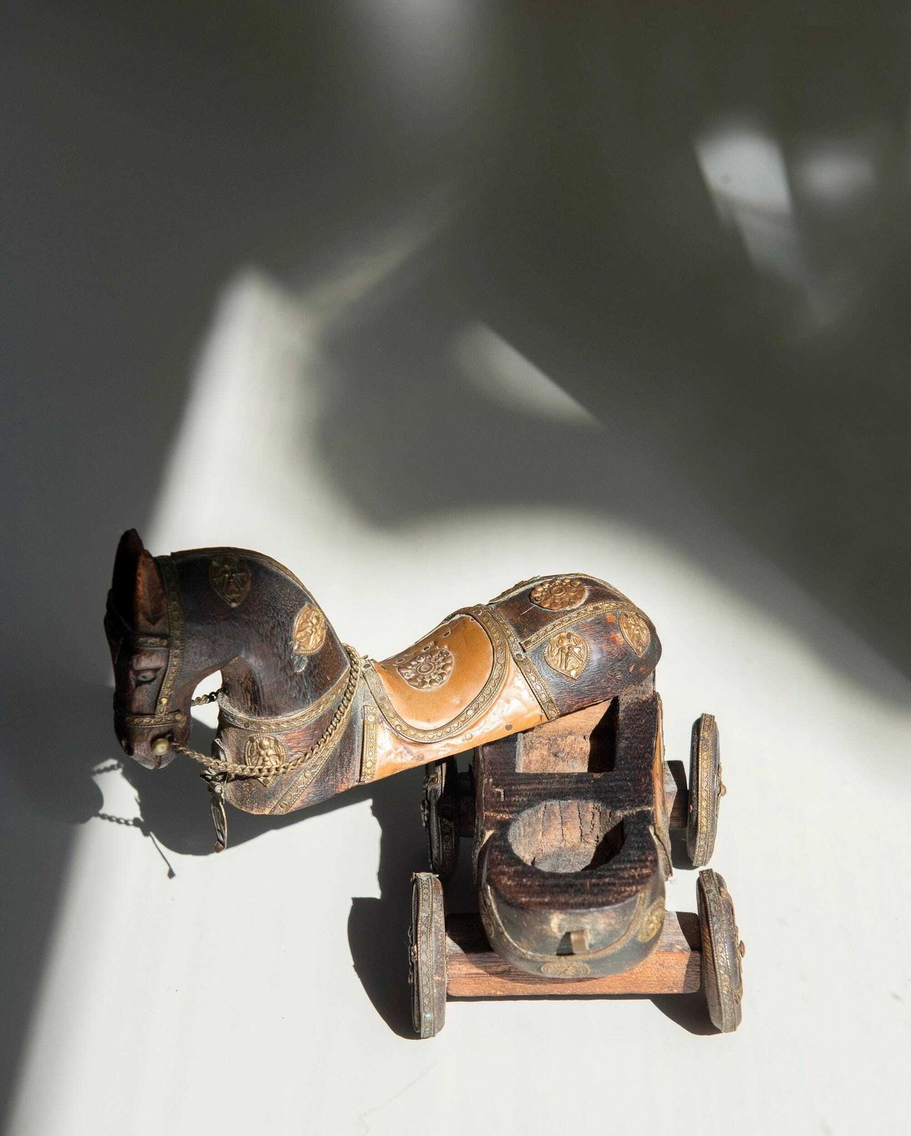 photo furniture Cheval en bois d'époque indien sur roues, décoré de laiton et de cuivre, boîte de rangement art populaire
